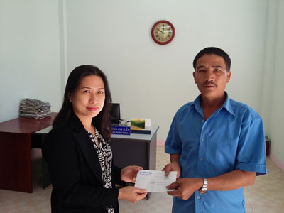 Đại diện Báo Khánh Hòa trao tiền ủng hộ cho anh Trương Văn Kêu.