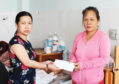 Đại diện Báo Khánh Hòa trao tiền ủng hộ cho gia đình ông Huỳnh Văn Nhạn.