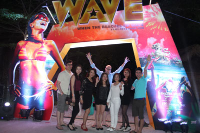 Du khách tham gia chương trình The Wave tại Diamond Bay Resort & Spa.