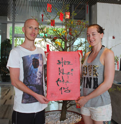 Anh Matt và chị Michelle bên bức thư pháp Việt.