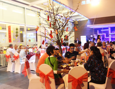 Tiệc buffet cổ truyển mừng Xuân tại khách sạn Michelia thu hút đông đảo khách quốc tế.