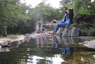Du khách vui chơi tại khu du lịch nước khoáng nóng Trường Xuân.   