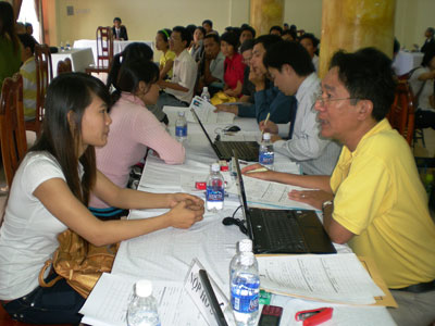 Lao động tham gia ngày hội tuyển dụng của Công ty TNHH Một thành viên Vinpearl Nha Trang.