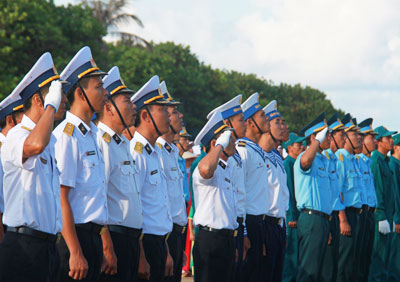 Chiến sĩ Hải quân chào cờ, hát quốc ca trong lễ kỷ niệm 40 năm ngày giải phóng Trường Sa.