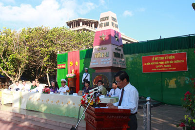 Ông Nguyễn Viết Thuân, Chủ tịch UBND huyện đảo Trường Sa đọc diễn văn trong lễ kỷ niệm.
