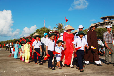 Nhân dân trên đảo Trường Sa tham dự buổi mít tinh kỷ niệm.