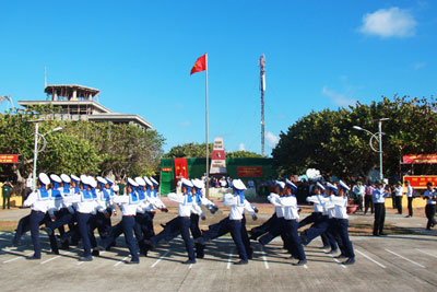 Diễu binh qua cột cờ và cột mốc chủ quyền trên đảo Trường Sa.