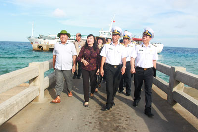 Ông Đào Công Thiên (bìa trái) cùng đoàn công tác thăm đảo Trường Sa.