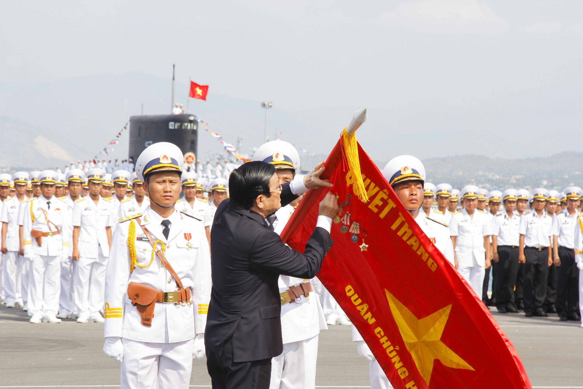 Chủ tịch nước Trương Tấn Sang gắn danh hiệu Anh hùng lực lượng vũ trang nhân dân lên Quân kỳ Quyết thắng.