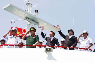 Các đồng chí lãnh đạo cấp cao duyệt đội hình tàu trên biển