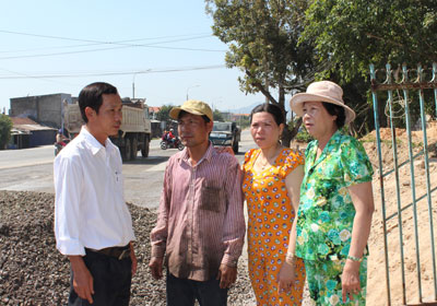 Ông Nguyễn Kim Chung (bìa trái) tuyên truyền, vận động người dân bàn giao mặt bằng mở rộng Quốc lộ 1A.