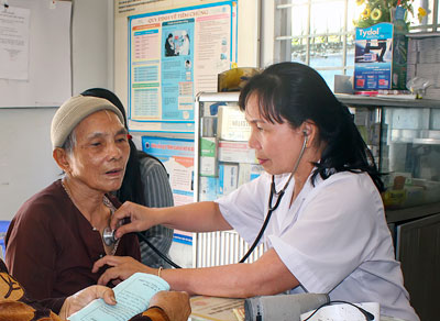 Bác sĩ Hoa khám cho bệnh nhân. 