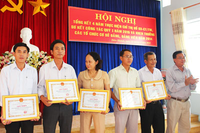 Lãnh đạo xã Diên Tân (thứ 2 từ trái qua) nhận giấy khen của UBND huyện Diên Khánh.  
