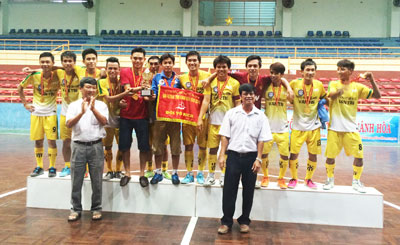 Các cầu thủ đội futsal huyện Vạn Ninh đăng quang chức vô địch.