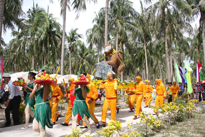 Lễ hội khỉ - một trong các hoạt động hưởng ứng Festival Biển của Công ty Cổ phần Du lịch Long Phú.