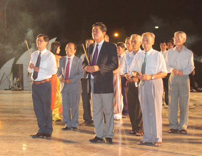 Đoàn đại biểu Tỉnh ủy  dâng hương  tại Tượng đài  Bác Hồ.