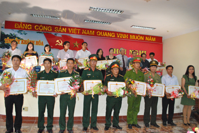 Ông Đào Công Thiên, Phó Chủ tịch UBND tỉnh (hàng trên, thứ tư từ phải sang) trao bằng khen cho các cá nhân.
