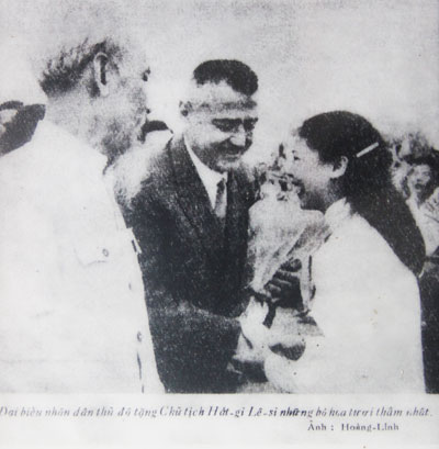 Ảnh bà Phạm Bích Thuần tặng hoa cho Chủ tịch Albani đăng trên Báo Nhân dân năm 1960.
