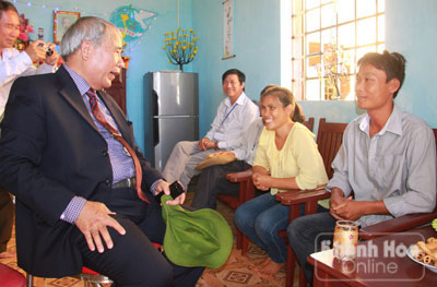 Đồng chí Đào Công Thiên - Phó Chủ tịch UBND tỉnh thăm hỏi,  động viên người dân trên đảo Trường Sa.