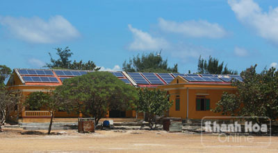 Những ngôi nhà được “lợp” bằng hệ thống pin năng lượng  mặt trời trên đảo Song Tử Tây.