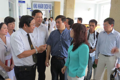 Bác sĩ Xáng (bìa trái) giới thiệu cho Bộ trưởng Bộ Y tế về sự  phát triển của Bệnh viện Đa khoa tỉnh  trong thời gian qua.