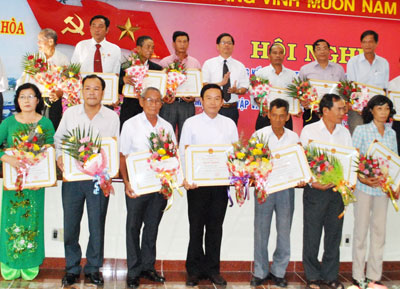 Ông Nguyễn Văn Dũng (hàng trên, thứ 2 từ trái sang) nhận bằng khen của UBND tỉnh.