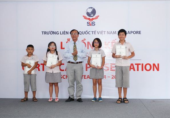Ông Phan Văn Dũng, Phó Giám đốc Sở Giáo dục và Đào tạo, trao giấy khen cho các em học sinh xuất sắc
