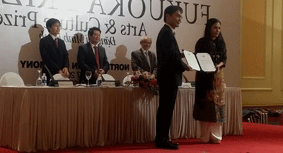 NTK Minh Hạnh nhận giải thưởng Fukuoka. Ảnh: internet 