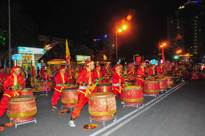 Lễ hội khai màn với tiết mục Trống âm vang Lạc Hồng.