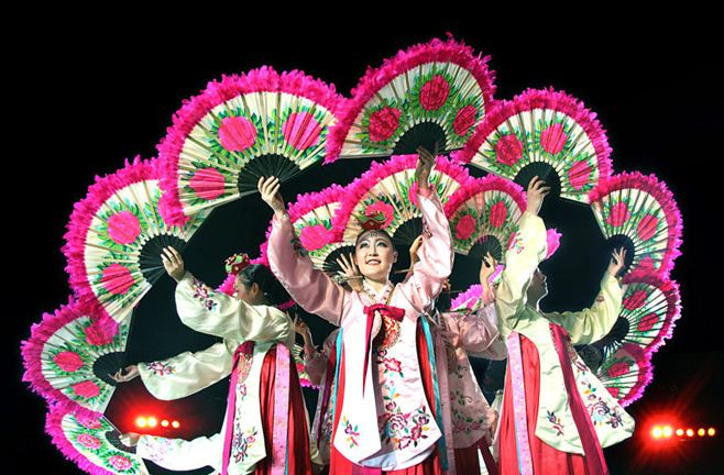 Điệu múa truyền thống đặc sắc của các nghệ sĩ đến từ Hàn Quốc biểu diễn trong đêm giao lưu văn hóa, nghệ thuật