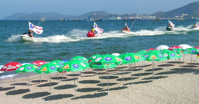 Dọc bãi biển trên con đường Trần Phú diễn ra nhiều hoạt động văn hóa, thể thao và du lịch hấp dẫn