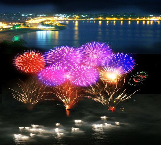 Màn biểu diễn pháo hoa nghệ thuật trên biển, thay cho lời chào tạm biệt và hẹn gặp lại Festival Biển Nha Trang lần tới.