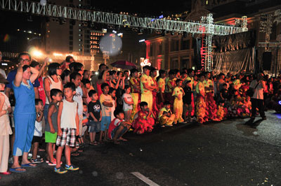 Lễ hội thu hút nhiều khán giả là người dân địa phương và khách du lịch đến xem.