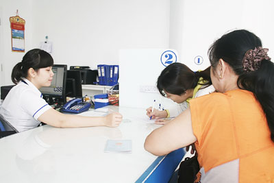 Nhân viên viễn thông Khánh Hòa tư vấn dịch vụ cho khách hàng.  