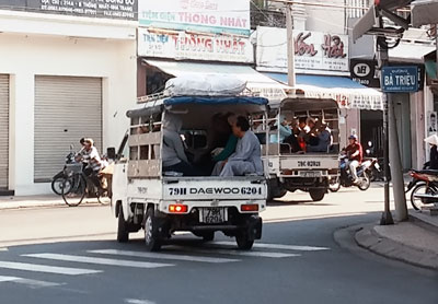 2 xe tải nhỏ chở khách trên đường Thống Nhất - Bà Triệu (Nha Trang).