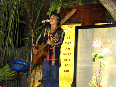 Nghệ sĩ người dân tộc thiểu số biểu diễn trong chương trình “Lễ vật âm nhạc” của XQ.