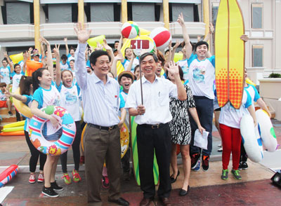  Đồng chí Trần Sơn Hải - Phó Chủ tịch Thường trực UBND tỉnh (hàng trước, bên trái) thăm, động viên các diễn viên tham gia Festival Biển 2015.
