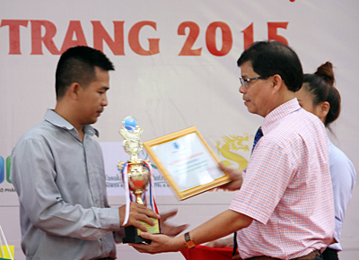 Ông Nguyễn Tấn Tuân trao kỷ niệm chương cho các nhà tài trợ cho lễ hội văn hóa ẩm thực.