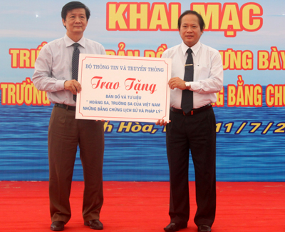 Thứ trưởng Trương Minh Tuấn (bên phải) trao bộ sưu tập bản đồ cho ông Trần Sơn Hải