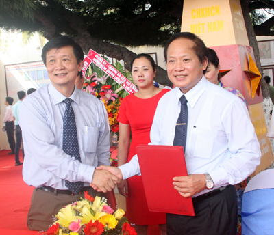 Thứ trưởng Trương Minh Tuấn và ông Trần Sơn Hải ký kết bàn giao bộ sưu tập bản đồ, tư liệu