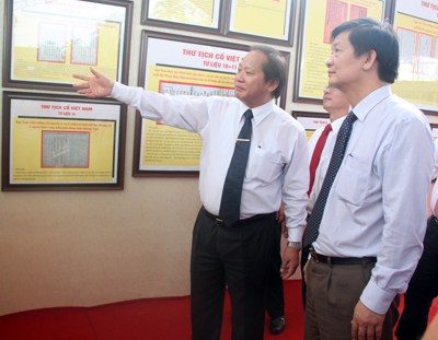 Thứ trưởng Trương Minh Tuấn giới thiệu những châu bản thời Nguyễn có ghi chép về Hoàng Sa và Trường Sa.