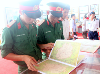 Các chiến sĩ xem các tập bản đồ liên quan đến Hoàng Sa và Trường Sa