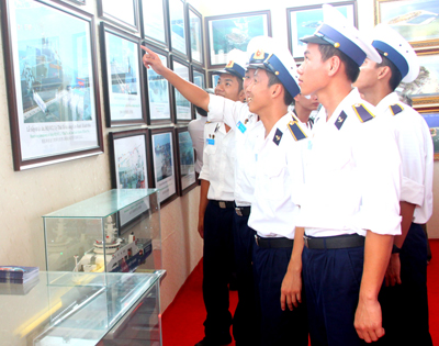 Học viên Học viện Hải quân hào hứng xem những hình ảnh về vũ khí hiện đại của Hải quân nhân dân Việt Nam