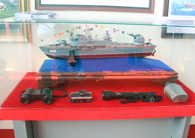 Mô hình tàu HQ 335 và những hiện vật trong chiến dịch bảo vệ chủ quyền biển đảo ở Trường Sa năm 1988