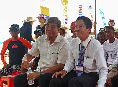 Ông Lâm Quang Thành (bên phải) tham gia lễ khai mạc cuộc đua