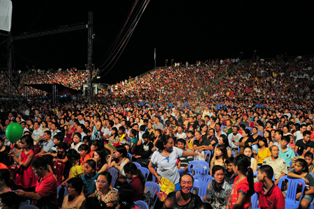 Khán giả ngồi chật kín Quảng trường 2-4 theo dõi chương trình khai mạc Festival Biển Nha Trang - Khánh Hòa 2015