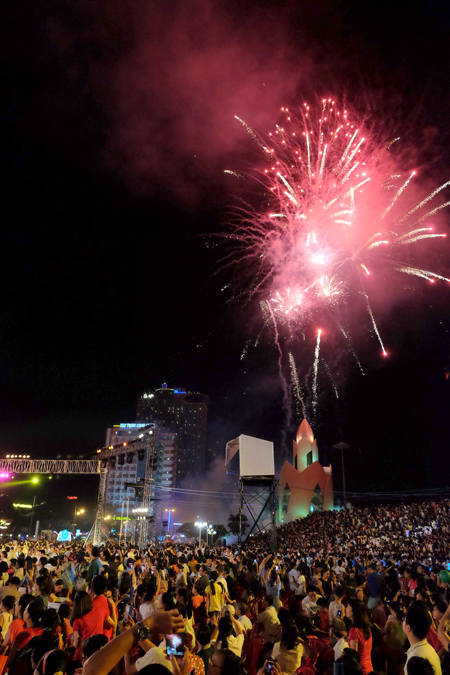 Đêm khai hội Festival kết thúc với màn pháo hoa rực sáng từ Tháp Trầm Hương