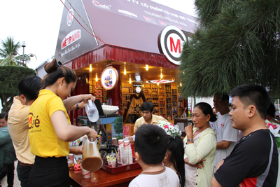 Phục vụ cà phê miễn phí tại lễ hội cà phê Mê Trang.