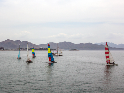 Các thuyền đua nổi bật trên vịnh Nha Trang.