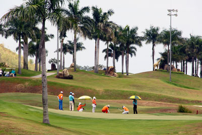 Các vận động viên thi đấu tại một trong những  sân golf có cảnh quan đẹp nhất Việt Nam.